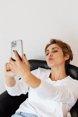 Anna, 26